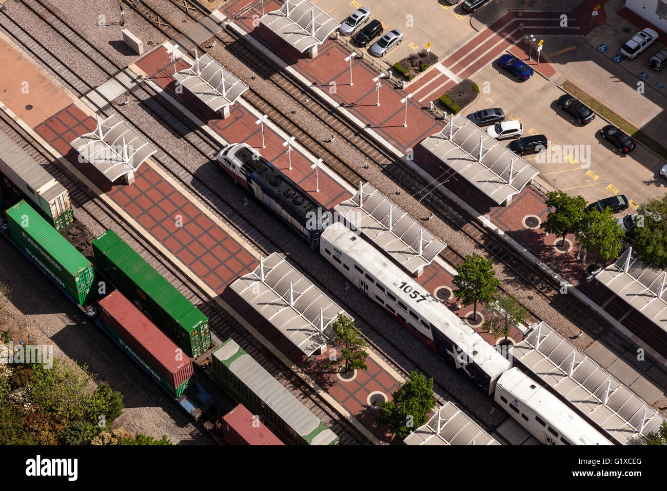 Vista aerea della stazione centrale di Dallas con un Trinity Railway Express train Foto Stock