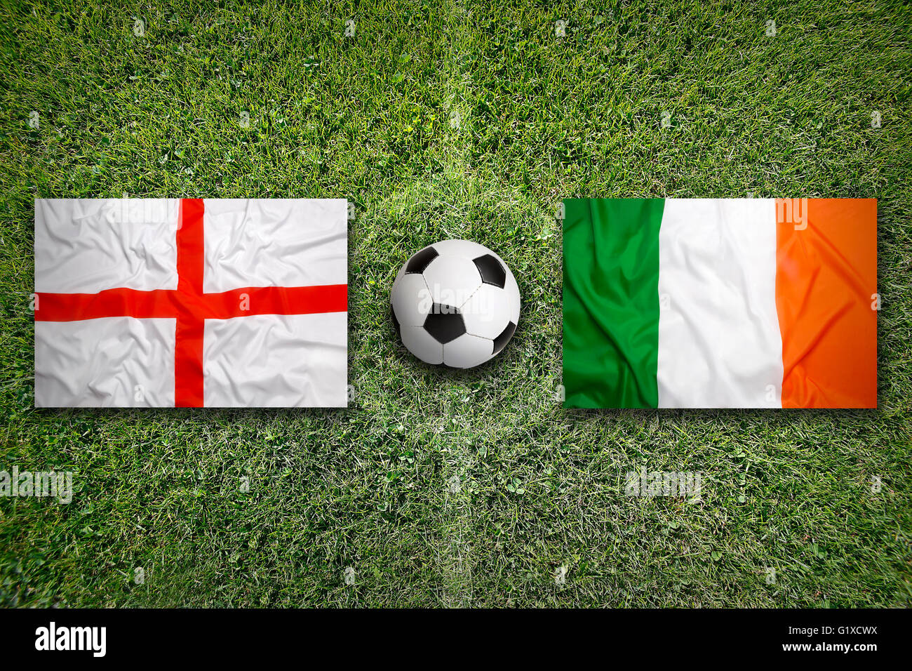 Inghilterra vs Irlanda bandiere su un verde campo di calcio Foto Stock