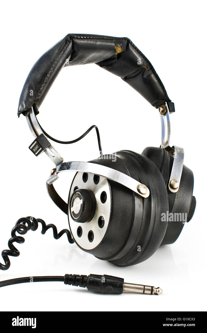 Coppia di vecchie cuffie audio isolato su un bianco Foto Stock