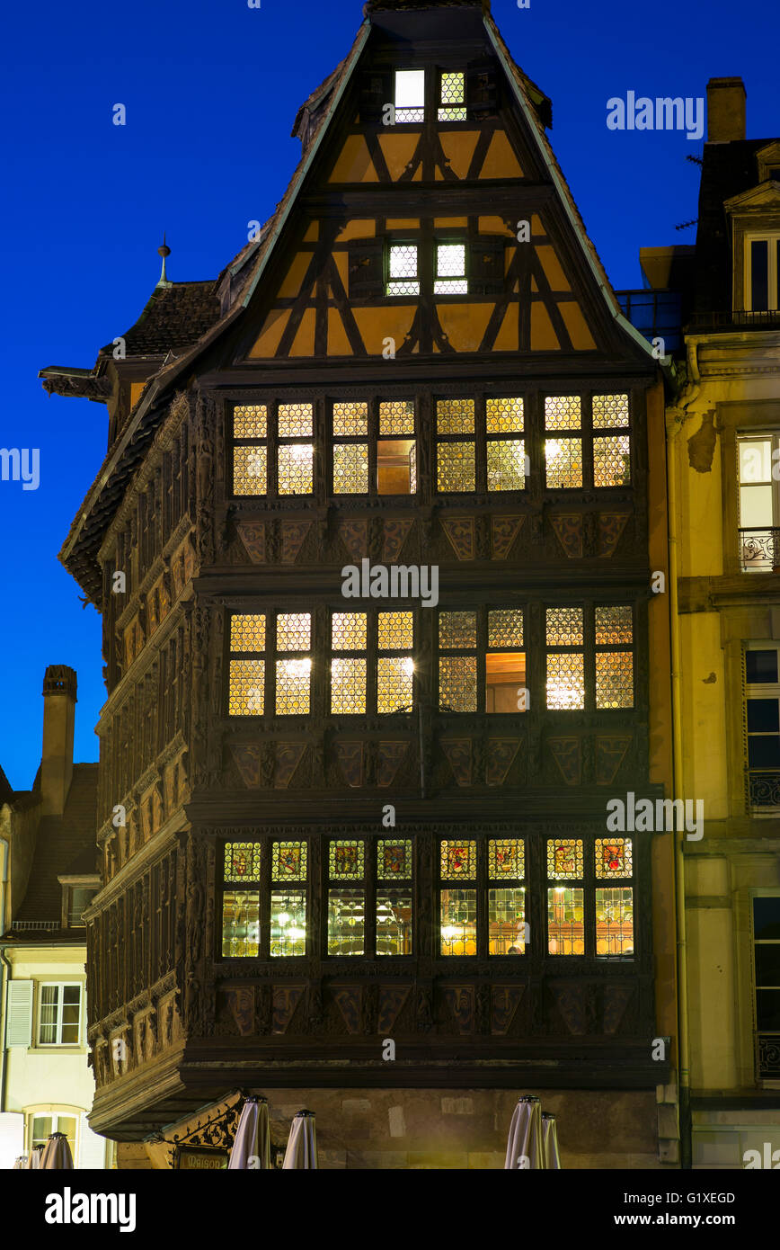 Maison Kammerzell casa medioevale del XVI secolo di notte, Strasburgo, Alsazia, Francia Foto Stock