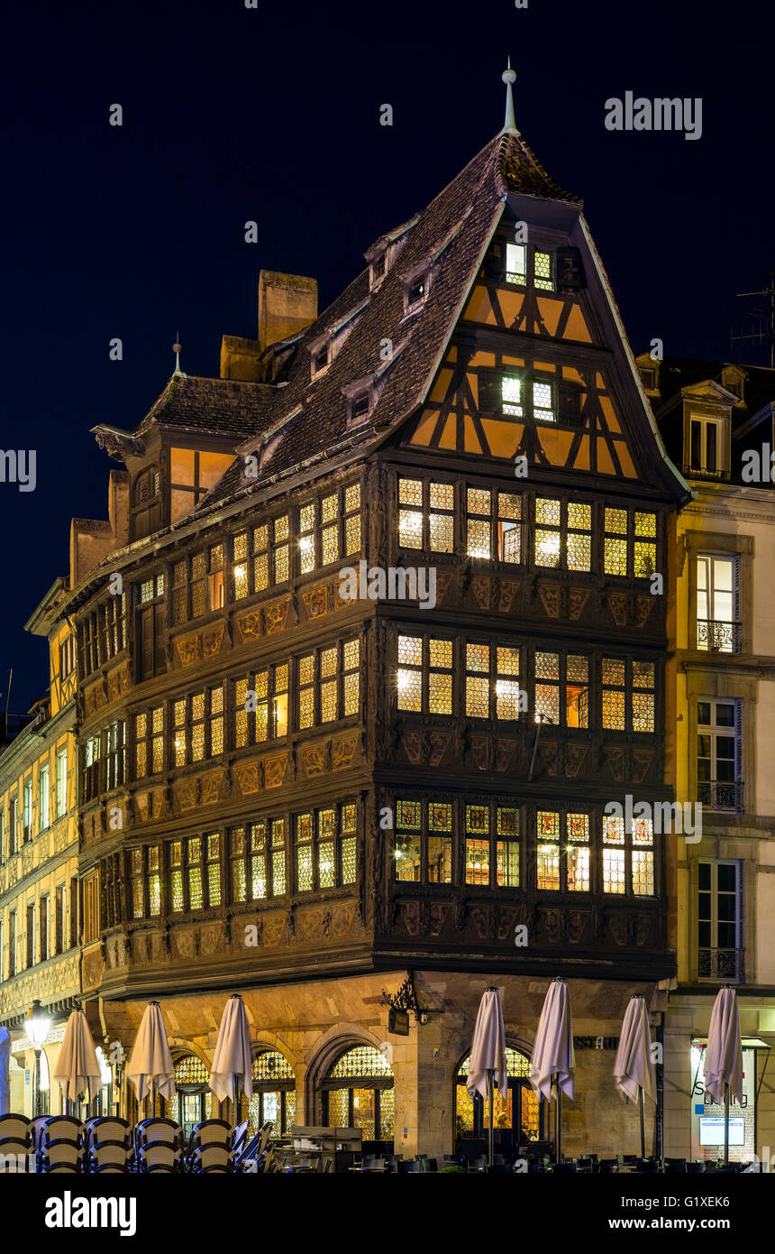 Maison Kammerzell casa medioevale del XVI secolo di notte, Strasburgo, Alsazia, Francia Foto Stock