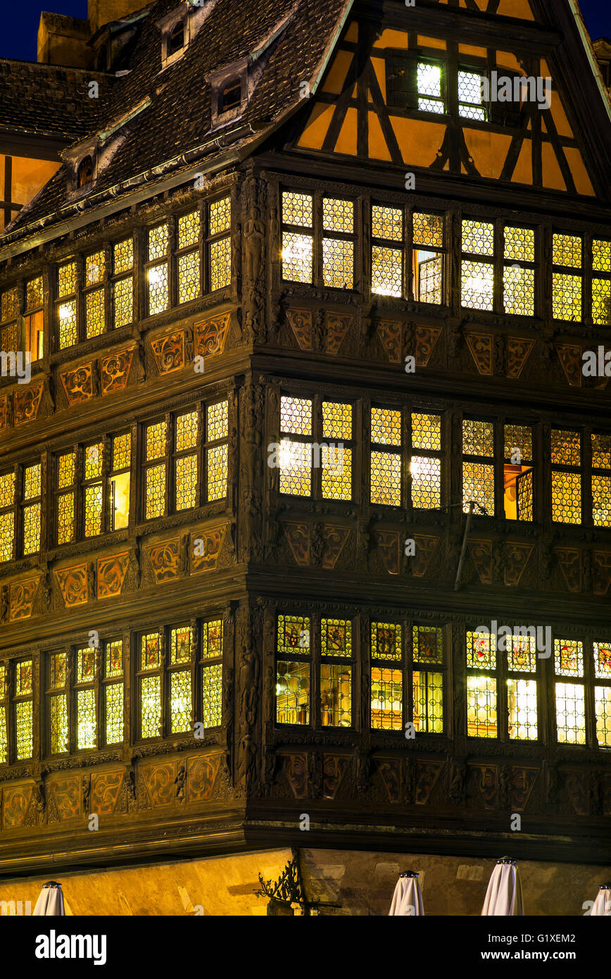 Maison Kammerzell casa medioevale del XVI secolo di notte, Strasburgo, Alsazia, Francia Foto Stock