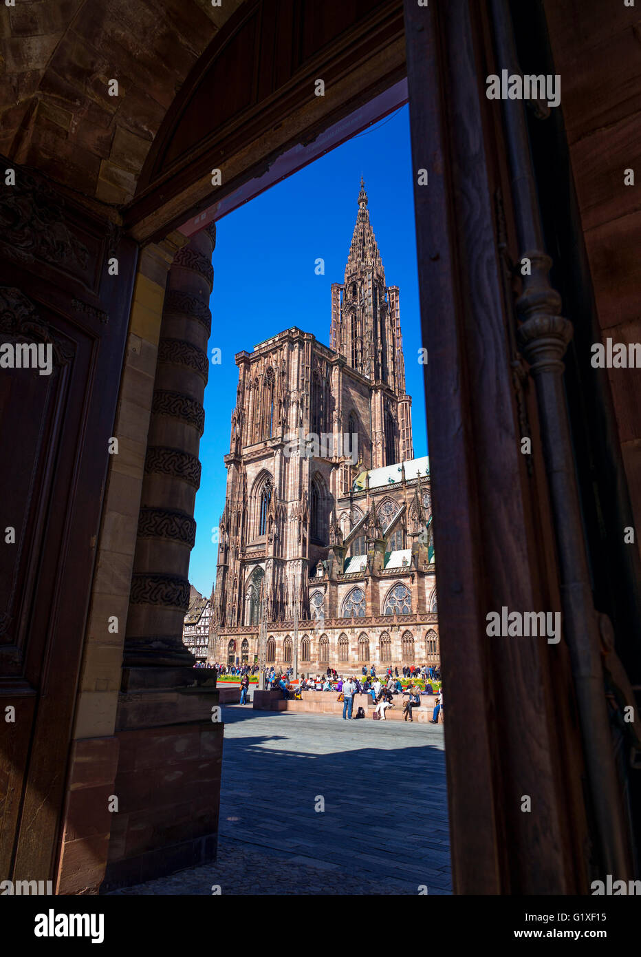 Place du Château quadrato con Notre-Dame cattedrale gotica del XIV secolo, Strasburgo, Alsazia, Francia, Europa Foto Stock