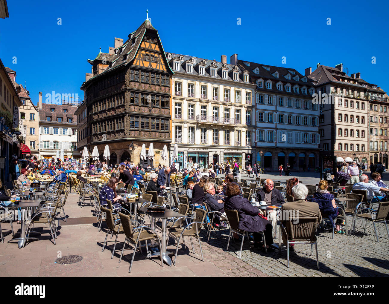 Piazza del Duomo con terrazze dei bar e la Maison Kammerzell casa medioevale, Strasburgo, Alsazia, Francia Foto Stock
