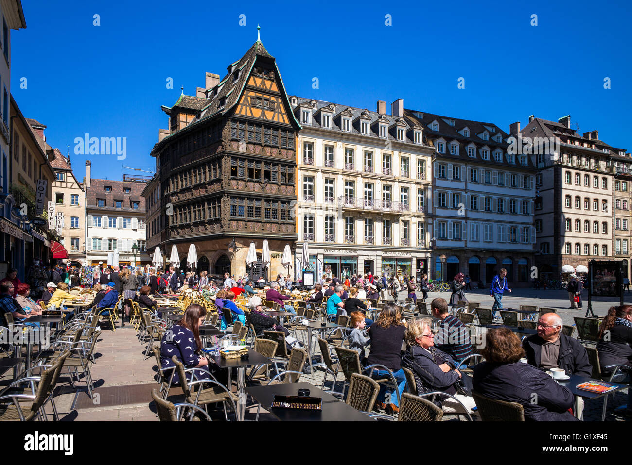Piazza della Cattedrale con caffè all'aperto e Maison Kammerzell casa medievale, Strasburgo, Alsazia, Francia, Europa Foto Stock