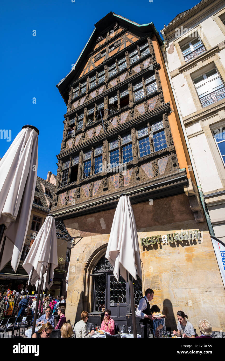 Maison Kammerzell casa medioevale del XVI secolo e la caffetteria terrazza, Strasburgo, Alsazia, Francia Foto Stock