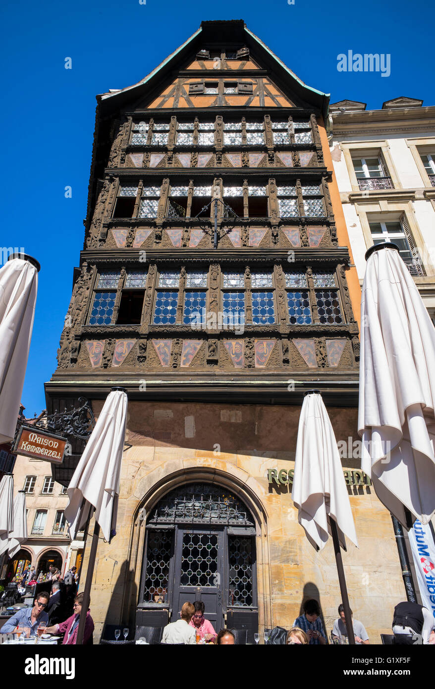 Maison Kammerzell casa medioevale del XVI secolo e la caffetteria terrazza, Strasburgo, Alsazia, Francia Foto Stock