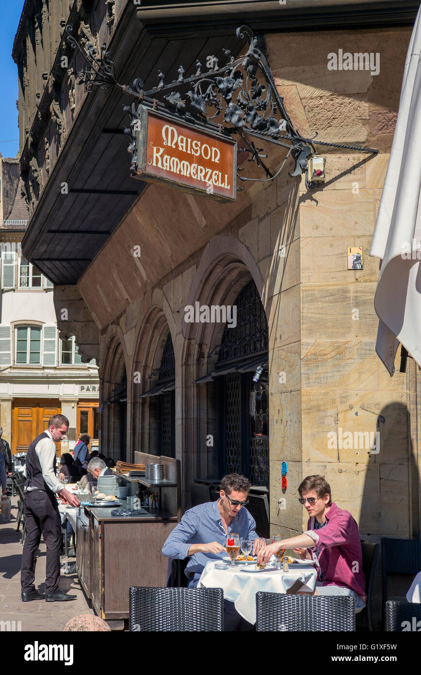 Strasburgo, alfresco terrazza ristorante, Maison Kammerzell casa medioevale, Alsazia, Francia, Europa Foto Stock