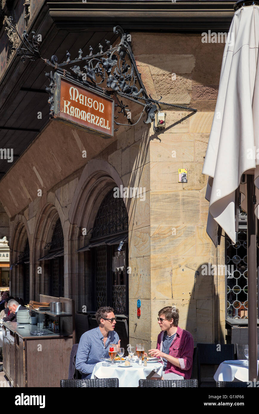 Strasburgo, alfresco terrazza ristorante, Maison Kammerzell casa medioevale, Alsazia, Francia, Europa Foto Stock
