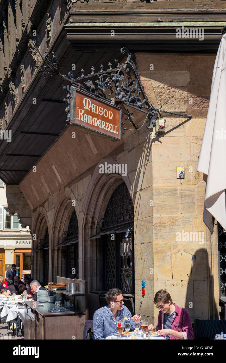 Strasburgo, alfresco terrazza ristorante, Maison Kammerzell casa medioevale, Alsazia, Francia, Europa Foto Stock