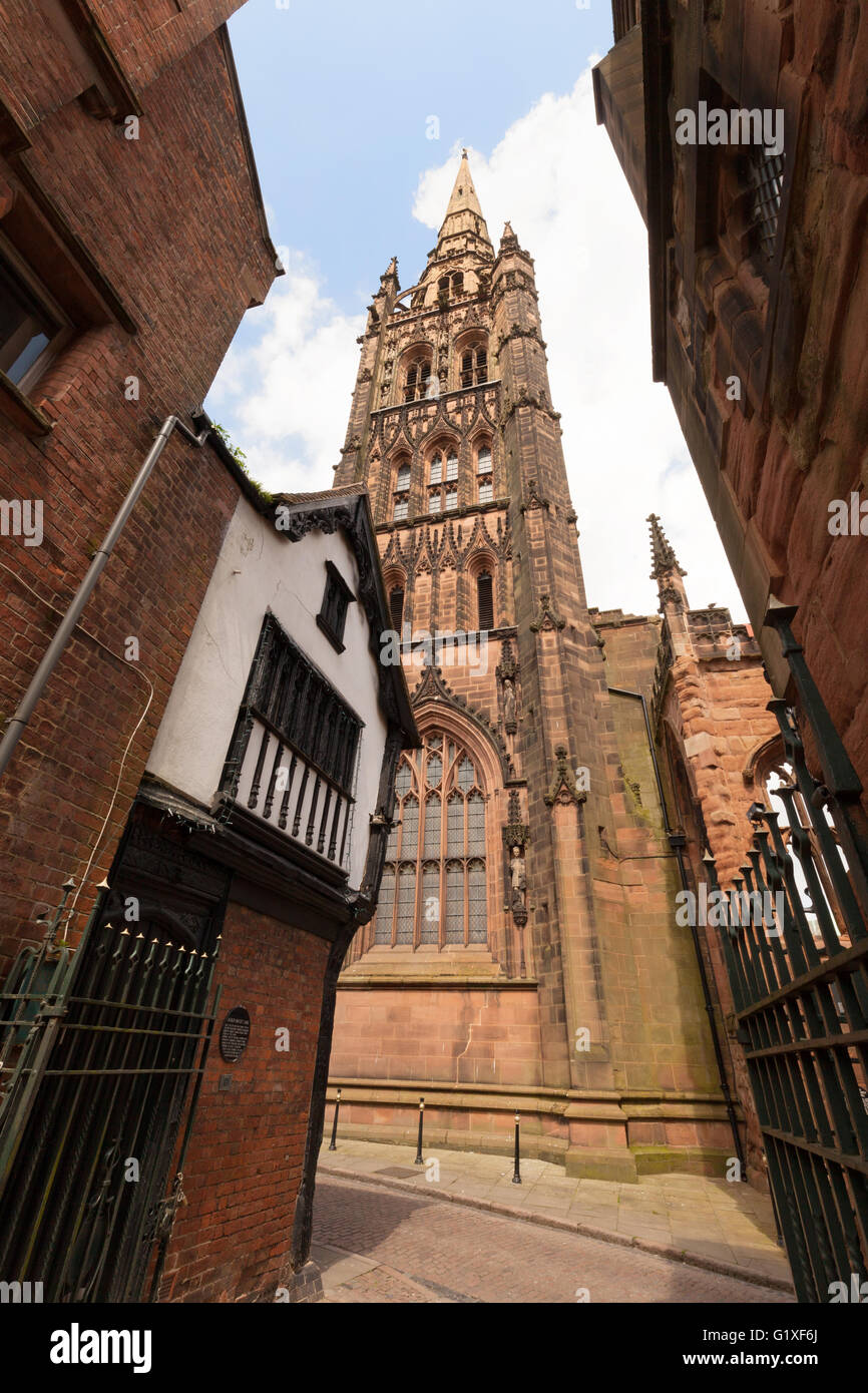 Vecchia Cattedrale di St Michaels guglia, e case medievali, Coventry Warwickshire, Regno Unito Foto Stock