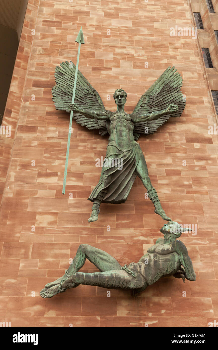 Statua di San Michele e il Diavolo da Jacob Epstein, la nuova cattedrale di Coventry, Coventry Warwickshire, Regno Unito Foto Stock