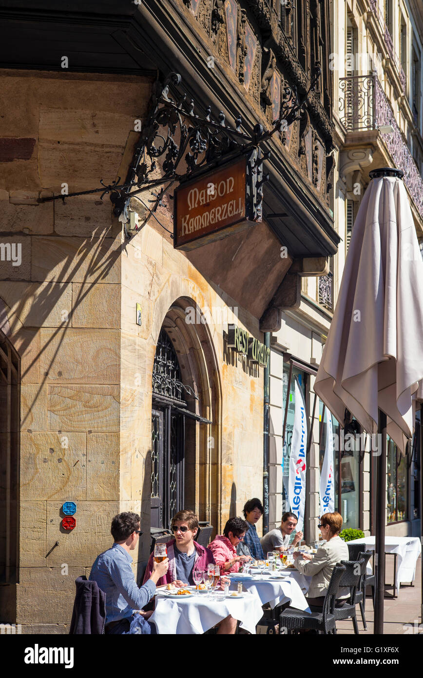 Strasburgo, alfresco terrazza ristorante, Maison Kammerzell casa medioevale, Alsazia, Francia, Europa Foto Stock