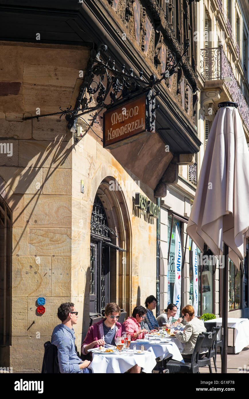 Strasburgo, alfresco terrazza ristorante, Maison Kammerzell casa medioevale, Alsazia, Francia, Europa Foto Stock