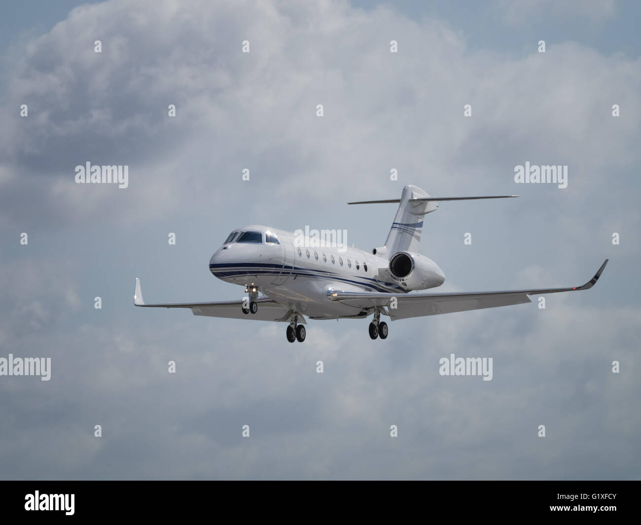 Business Jet su aeromobili approccio all'atterraggio con ruote verso il basso Foto Stock