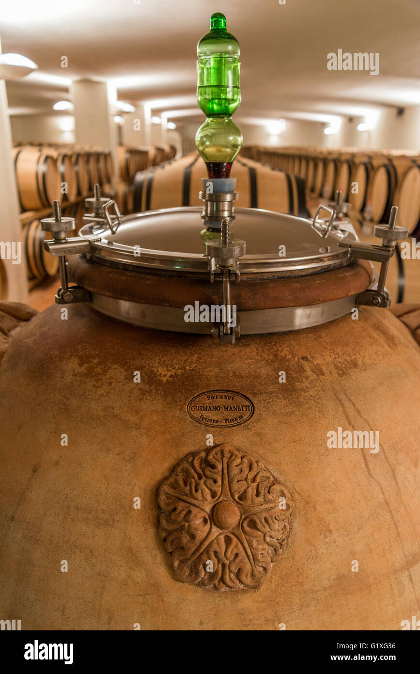 La fermentazione del vino rosso 'Dino' in anfore in cantina toscana Fontodi, Panzano (Greve in Chianti) Foto Stock