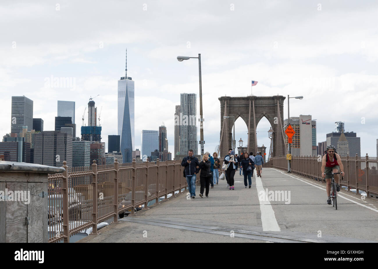 La gente a piedi e in bicicletta attraverso il Ponte di Brooklyn con la  Manhattan Financial District skyline in background, New York Foto stock -  Alamy