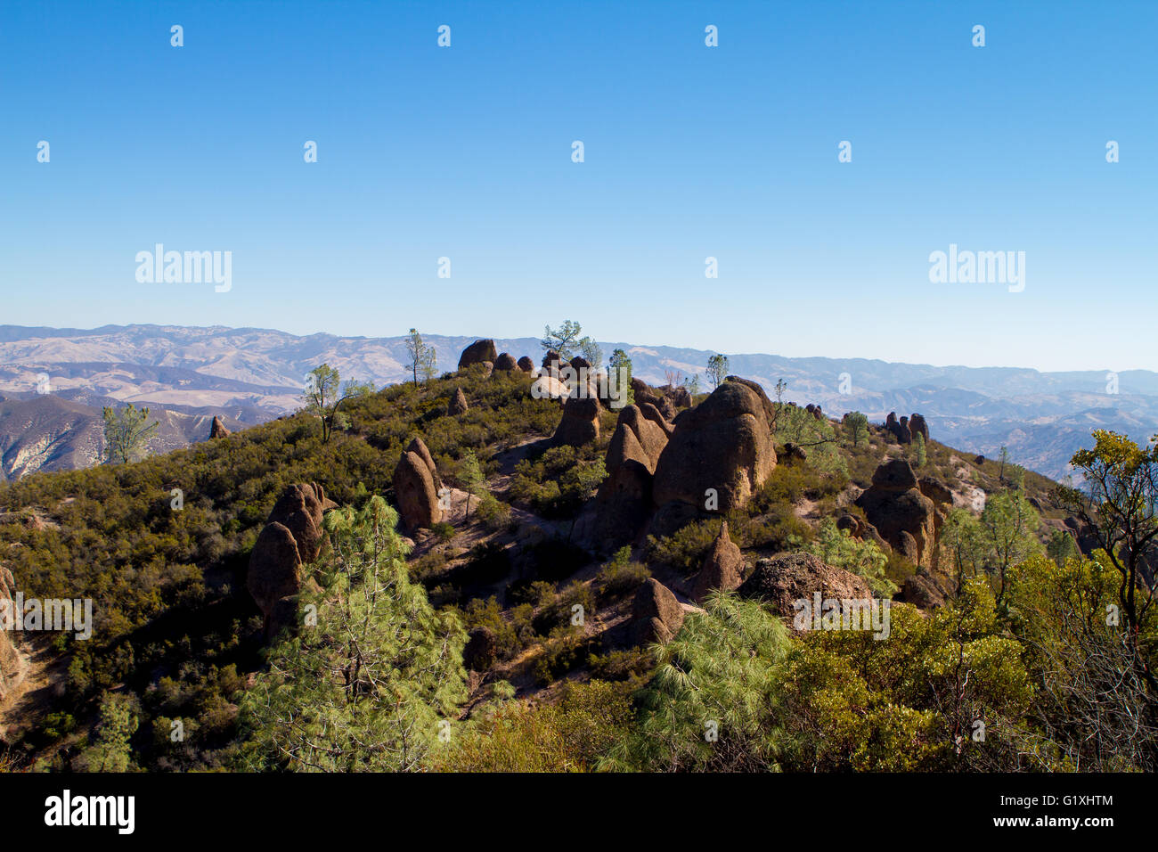 Collina con rocce in pinnacoli National Park in California su una caduta nel pomeriggio. Foto Stock