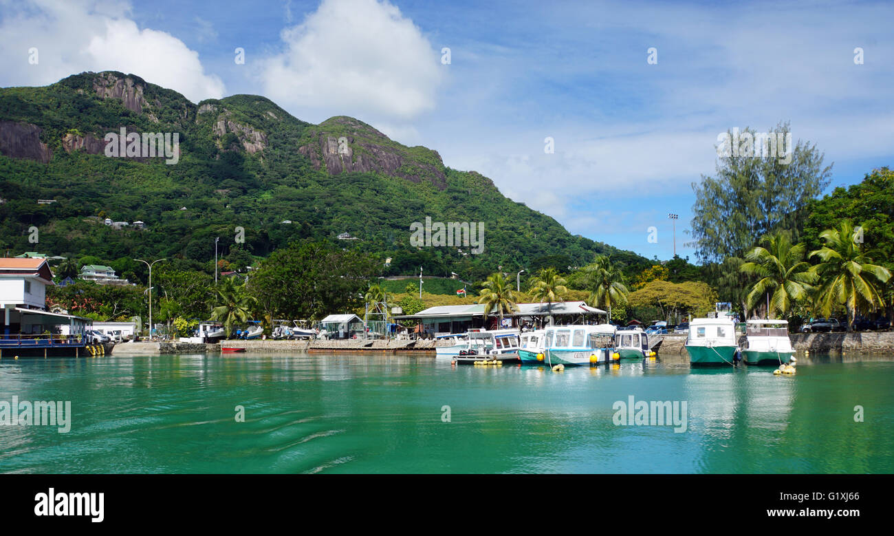 Piccolo e accogliente porto tropicale sull'isola di Mahe Foto Stock