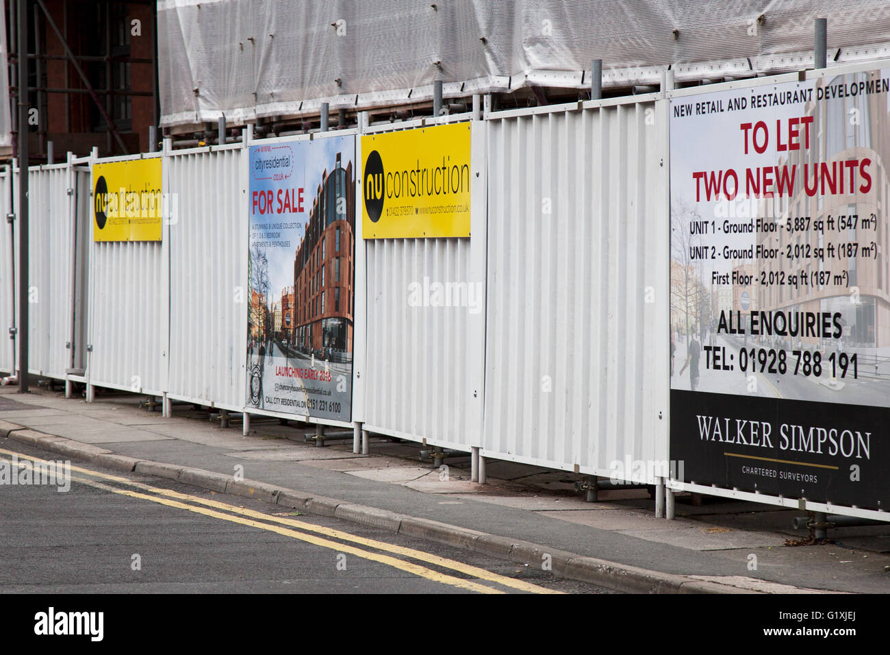 NU Construction, a Let - due nuove unità sito di imbarco intorno nuova costruzione, città residenziale, appartamento, e attici, Liverpool, Merseyside, Regno Unito Foto Stock