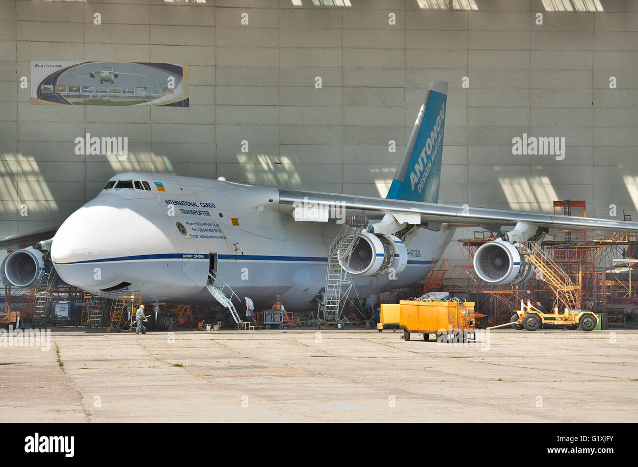 Kiev, Ucraina - 3 Agosto 2011: Antonov un-124 Ruslan cargo aereo durante la manutenzione di controllo Foto Stock