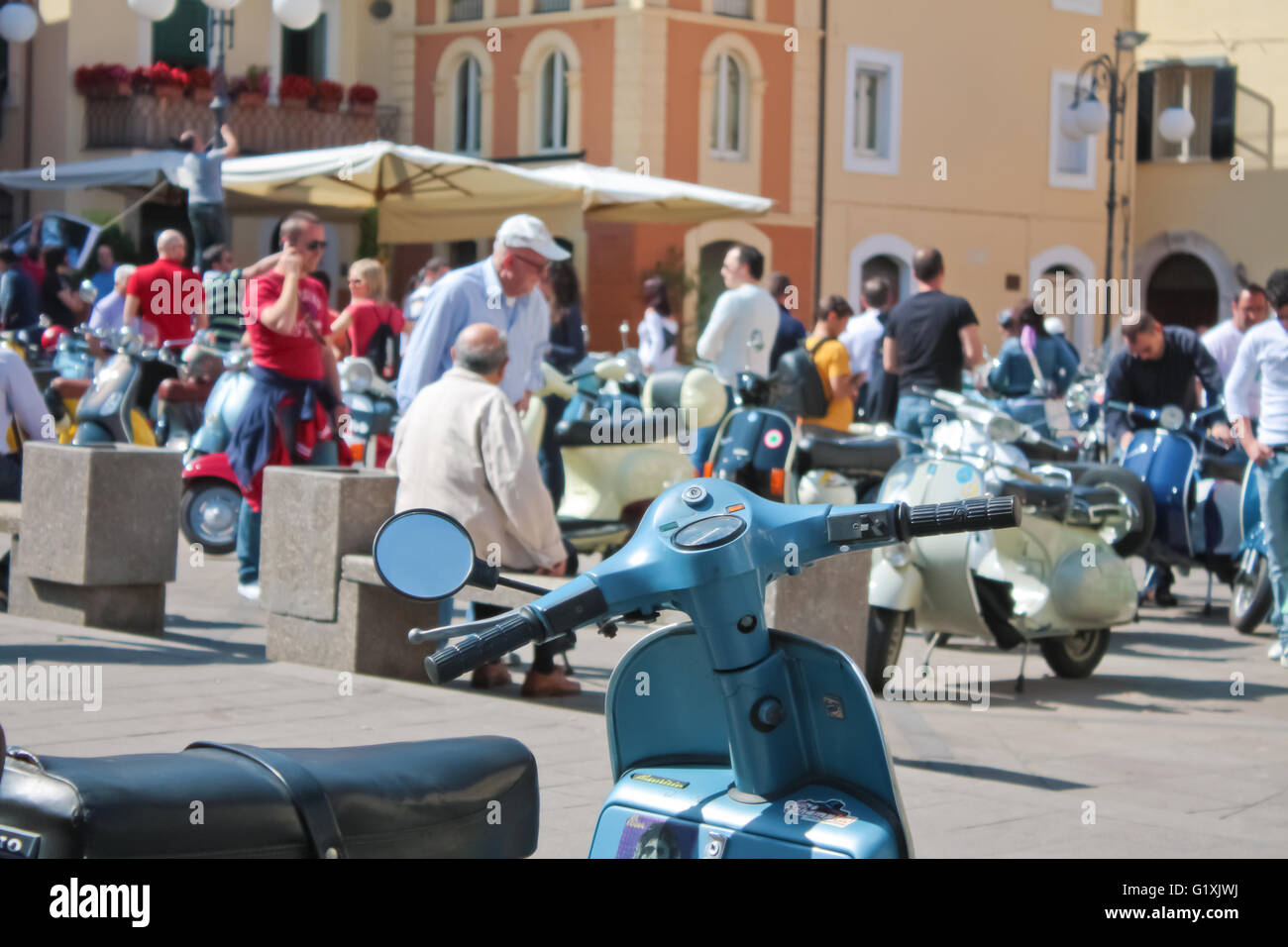 Arpino, Italia - 30 Maggio 2010: persone non identificate ammirando " Vespa " cicli, un tipico oldstyle veicolo italiano a Arpino's villag Foto Stock