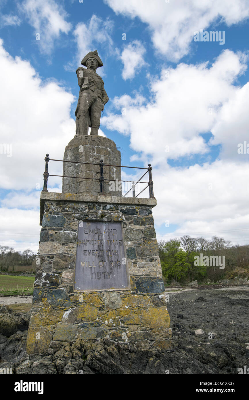 Admiral Lord Nelson memorial sullo Stretto di Menai Anglesey con placca dicendo Inghilterra si aspetta che ogni uomo farà il suo dovere. Foto Stock