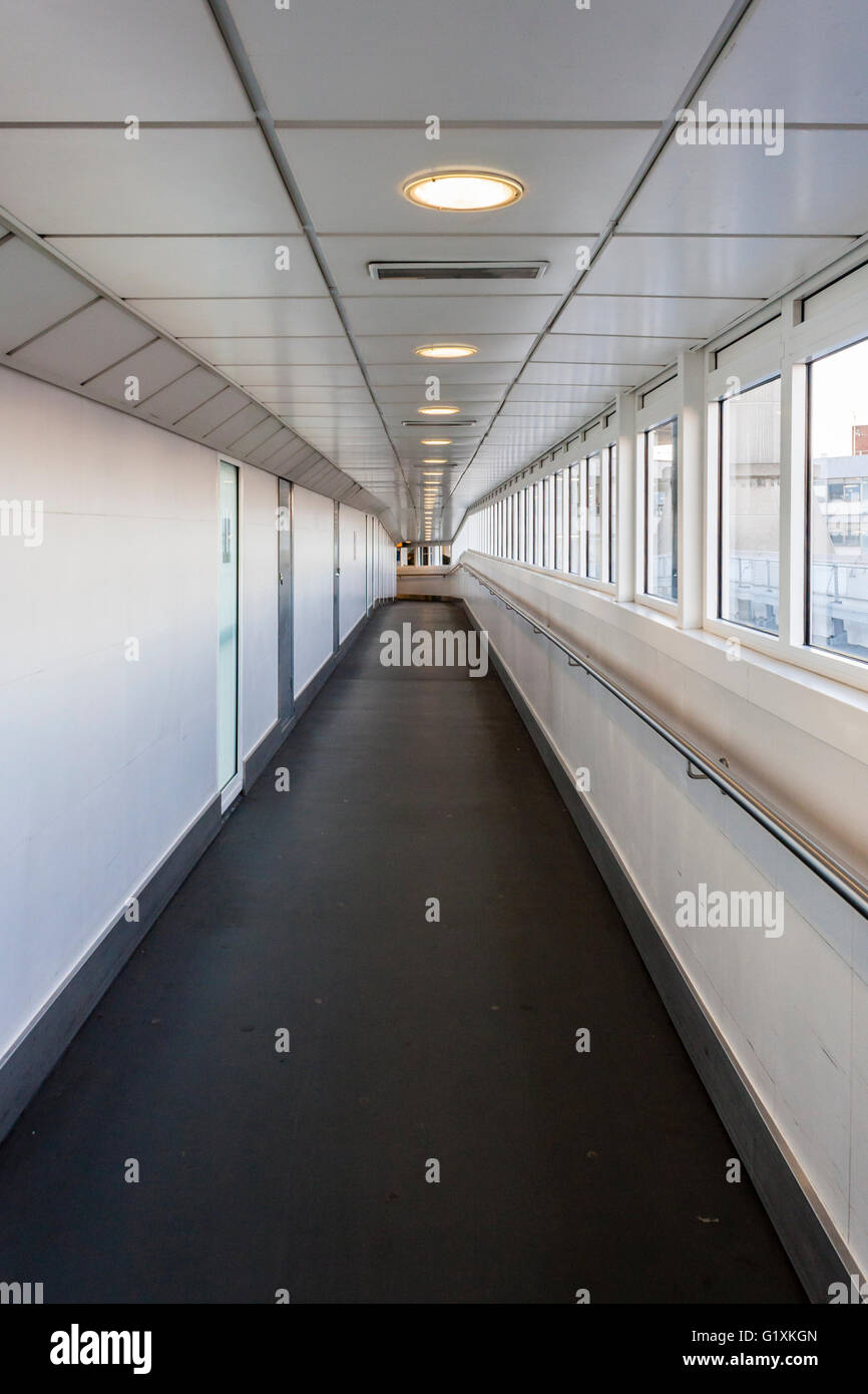 Corridoio vuoto all'Aeroporto di Londra Heathrow Foto Stock
