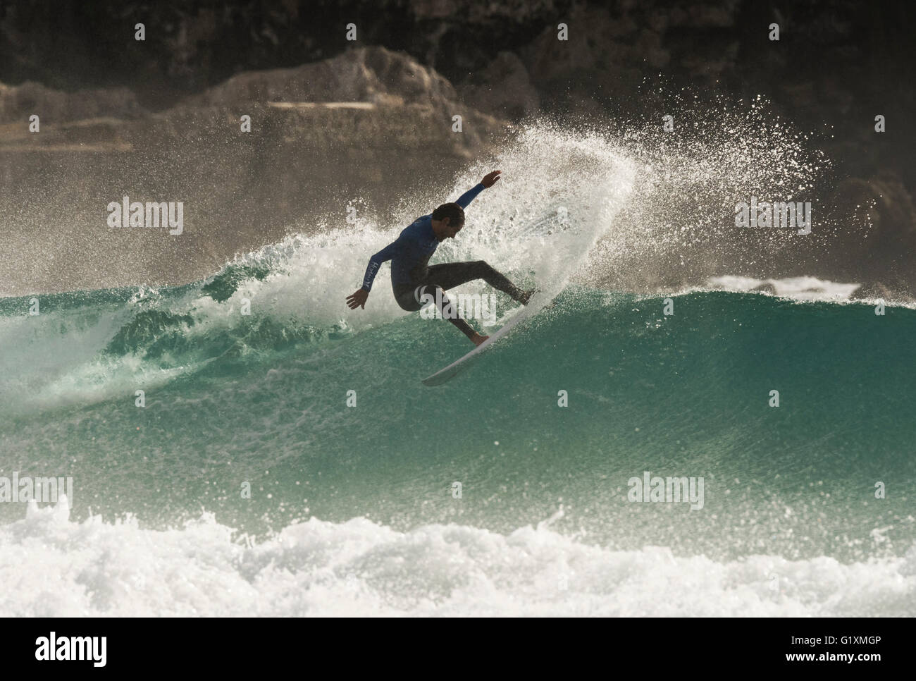 Navigare in azione. El Balneario, Tarifa, Costa de la Luz, Cadice, Andalusia, Spagna. Foto Stock