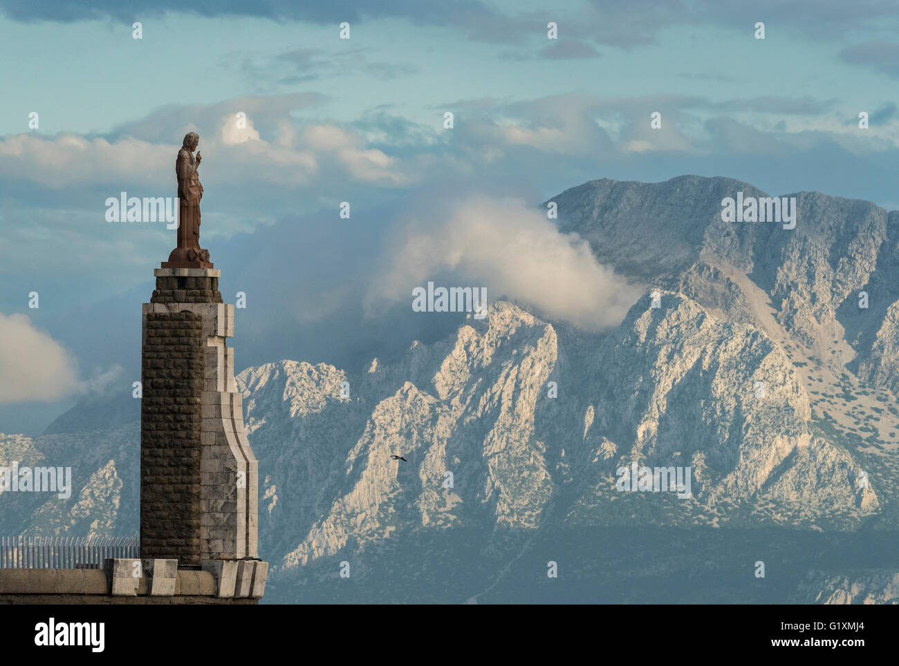 La statua di El Santo e del Gebel Musa mountain in background. Tarifa - Marocco. Foto Stock