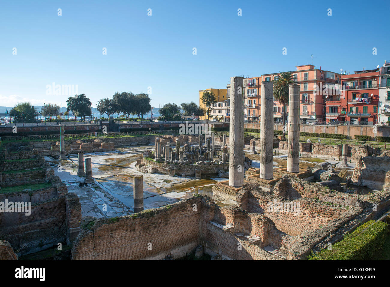 Vista di antiche rovine romane nel lungomare di Pozzuoli, Napoli, Napoli, campania, Italy Foto Stock