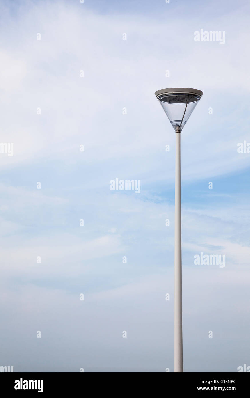 Immagine minimalista di un moderno standard di lampade al Palacio de Congresos Kursaal a San Sebastian, Spagna contro un cielo blu con nuvole lucrose Foto Stock