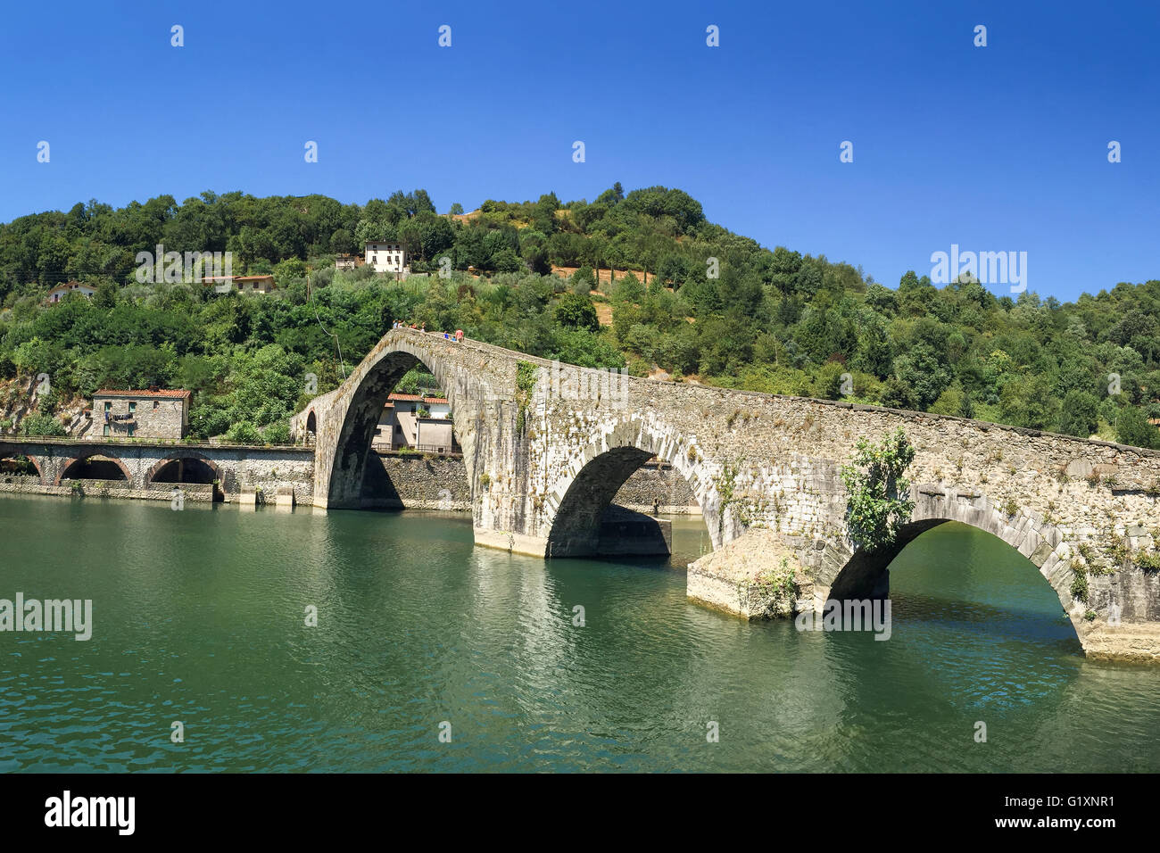 Unico, un antico ponte in pietra, il medievale Ponte della Maddalena o ponte di diavoli, in Toscana. Foto Stock