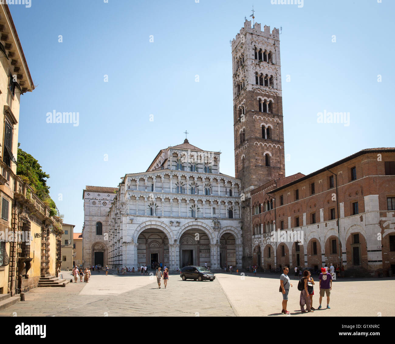 Lucca Cattedrale o Duomo di San Martino e la sua torre campanaria nel villaggio Toscano di Lucca, Italia. Turisti in piazza. Foto Stock