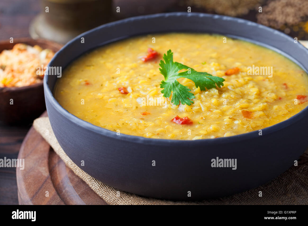 Rosso indiano di lenticchie zuppa di pane piatto masoor dal Foto Stock