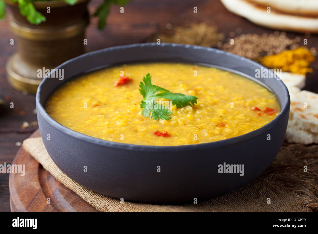 Rosso indiano di lenticchie zuppa di pane piatto masoor dal Foto Stock