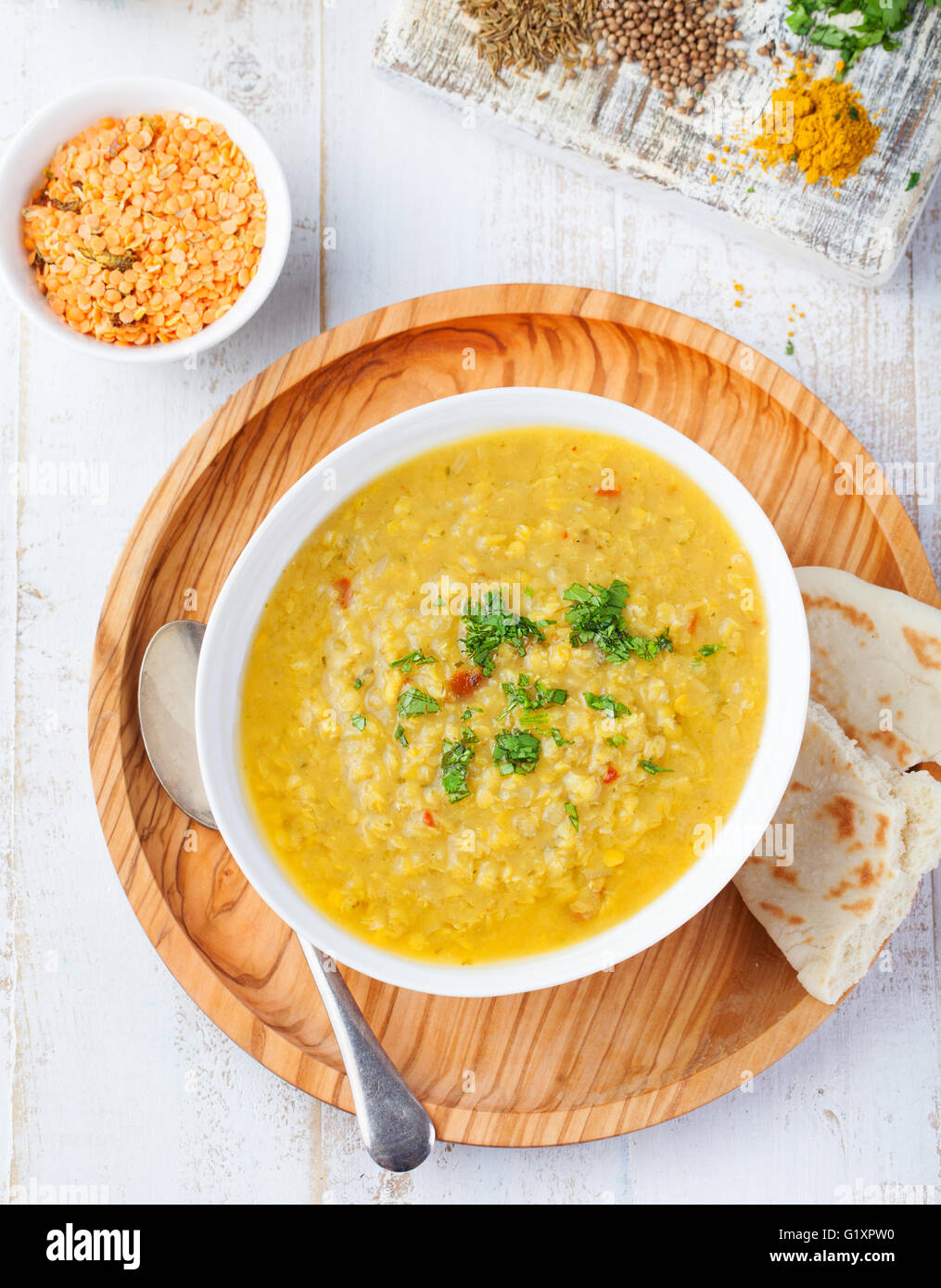 Zuppa di lenticchie con pane in una ceramica ciotola bianco su un sfondo di legno vista dall'alto. Foto Stock