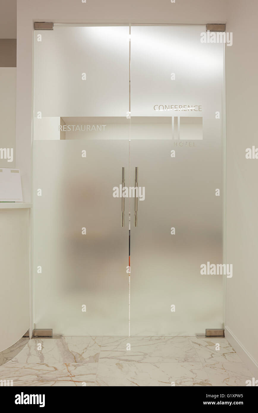 Moderne porte di vetro dettagli, con testo ristorante e sale. Foto Stock