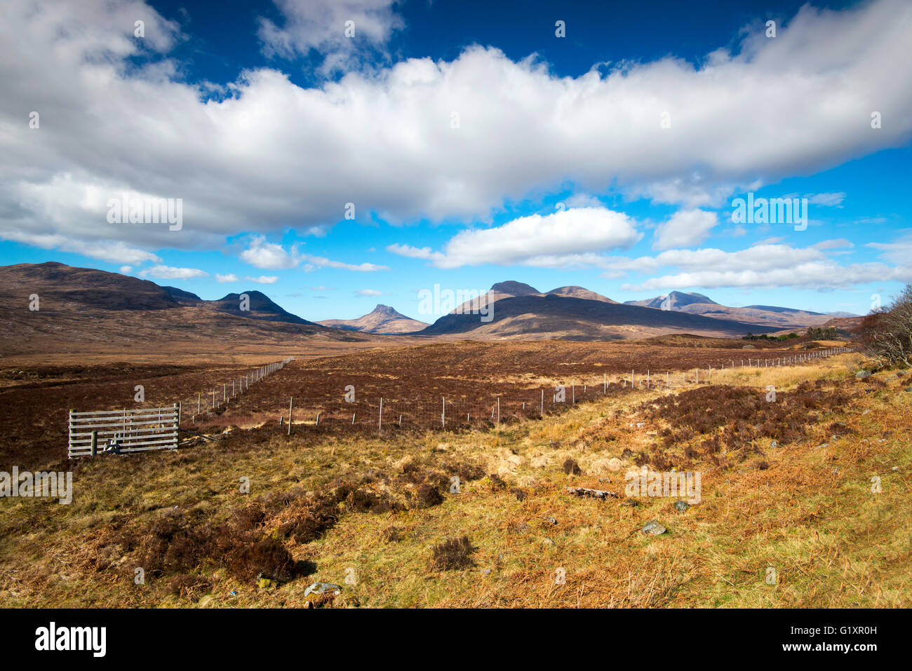 Il Deep Freeze montagne, visto da un punto di vista sulla A835 in Sutherland Scotland Regno Unito Foto Stock