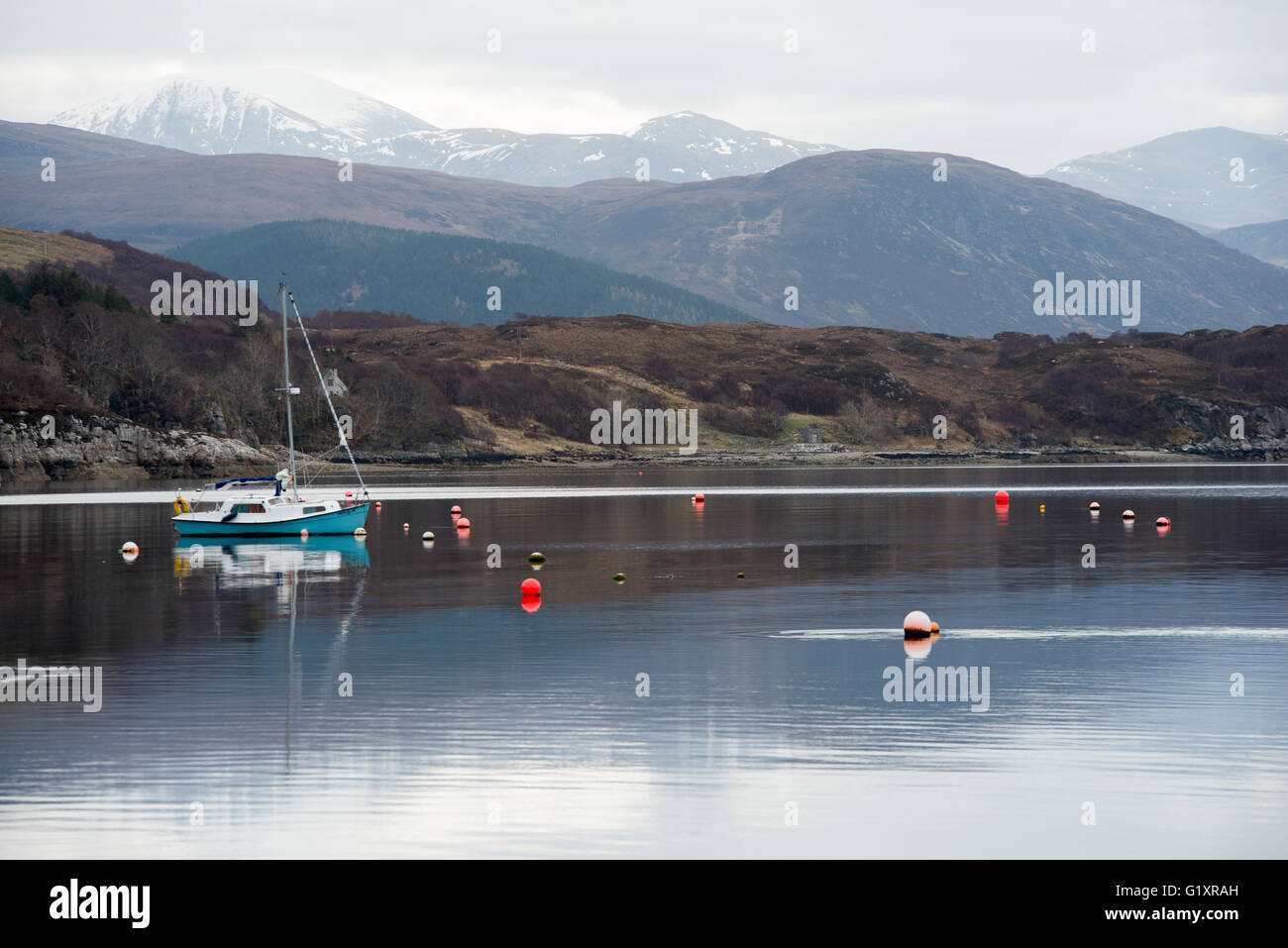 Specchio di riflessione ancora di barche nel porto a Ullapool, Wester Ross Scotland Regno Unito Foto Stock