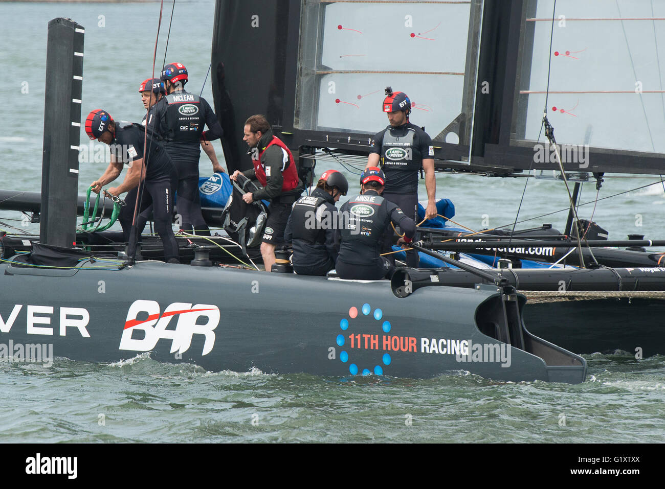 Portsmouth, Regno Unito. Il 20 maggio 2016. La duchessa di Cambridge testa fuori per un corso di formazione vela su uno della copertura vegetale BAR AC45f sventando catamarani. Indossa un aiuto di galleggiamento con 'Duchess di Cambridge' sul retro e casco n.6 seduta accanto a Sir Ben Ainslie. Credito: MeonStock/Alamy Live News Foto Stock