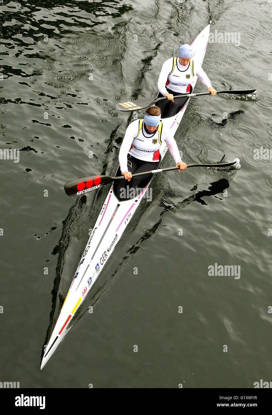 Duisburg, Germania. Il 20 maggio 2016. Franziska Weber (l) e Tina Dietze dalla Germania durante la gara di qualificazione K2 di donne di 500 metro durante il pre-corre e semifinali in occasione della Coppa del Mondo della regata a Duisburg in Germania, 20 maggio 2016. Foto: ROLAND WEIHRAUCH/dpa/Alamy Live News Foto Stock