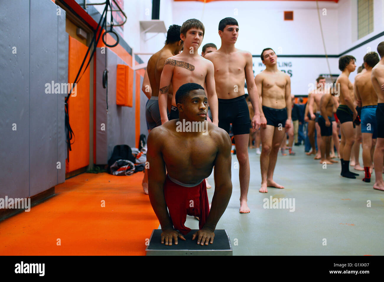 Massillon, Ohio, Stati Uniti d'America. 30 gen, 2016. hen Sion rasoio high school di carriera di wrestling si è conclusa lo scorso mese, ha abbracciato il suo allenatore come la folla rose ai suoi piedi. È un momento che potrebbe benissimo essere la scena finale in un filmato un giorno -- che sia come la miracolosa del rasoio la vita è stata a questo punto.rasoio è nato a Columbus, Ohio, nel 1997 -- senza gambe. Egli aveva caudale sindrome di regressione, una condizione che riguarda lo sviluppo della metà inferiore del corpo. Egli è stato dato per l adozione di un bambino, muovendo da Foster home per favorire a casa da scuola a scuola e a lui non piace dire molto mor Foto Stock