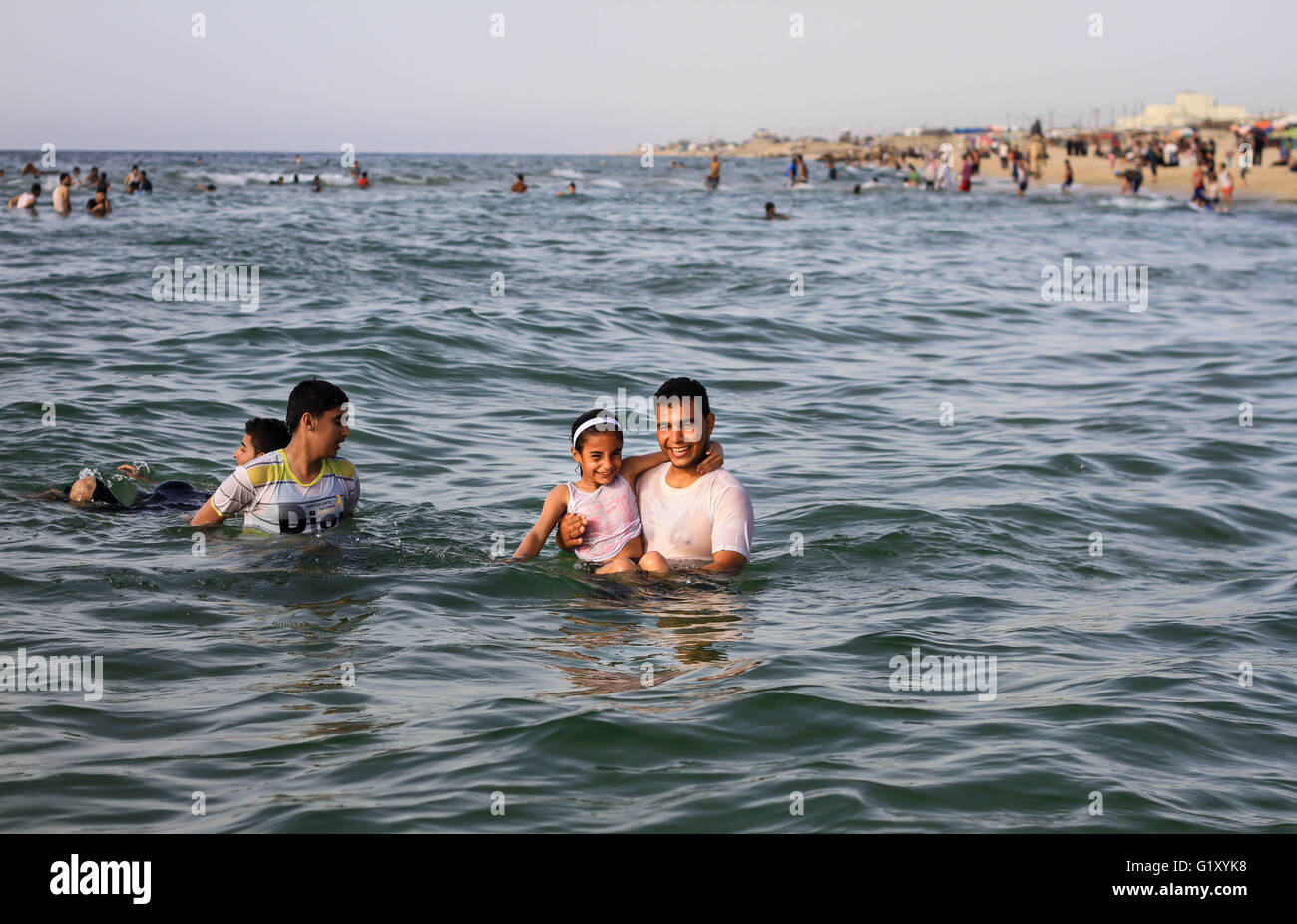 Palestinesi cittadini e ai bambini che trascorrono il loro tempo per sfuggire al caldo dell'estate. Foto Stock