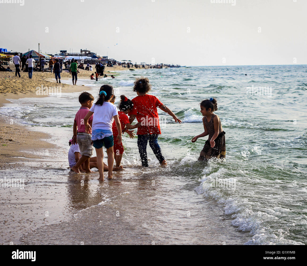 Palestinesi cittadini e ai bambini che trascorrono il loro tempo per sfuggire al caldo dell'estate. Foto Stock