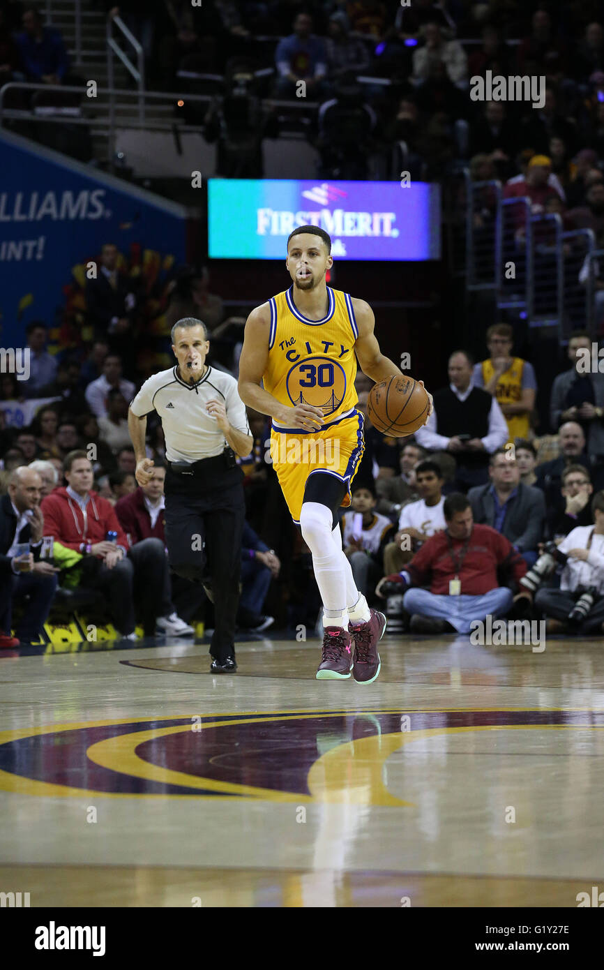 Cleveland, OH, Stati Uniti d'America. 18 gennaio, 2016. CLEVELAND, OH - Gennaio 18, 2016: LeBron James dei Cleveland Cavaliers versus Steph Curry di guerrieri del Golden State a dall'Arena Quicken Loans on gennaio 18, 2016 in Cleveland, OH. © Michael F. Mcelroy/ZUMA filo/Alamy Live News Foto Stock