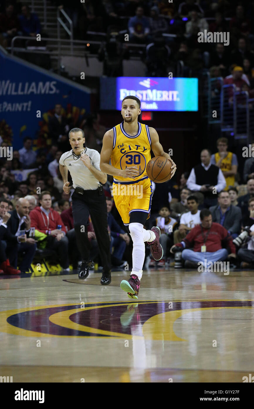 Cleveland, OH, Stati Uniti d'America. 18 gennaio, 2016. CLEVELAND, OH - Gennaio 18, 2016: LeBron James dei Cleveland Cavaliers versus Steph Curry di guerrieri del Golden State a dall'Arena Quicken Loans on gennaio 18, 2016 in Cleveland, OH. © Michael F. Mcelroy/ZUMA filo/Alamy Live News Foto Stock