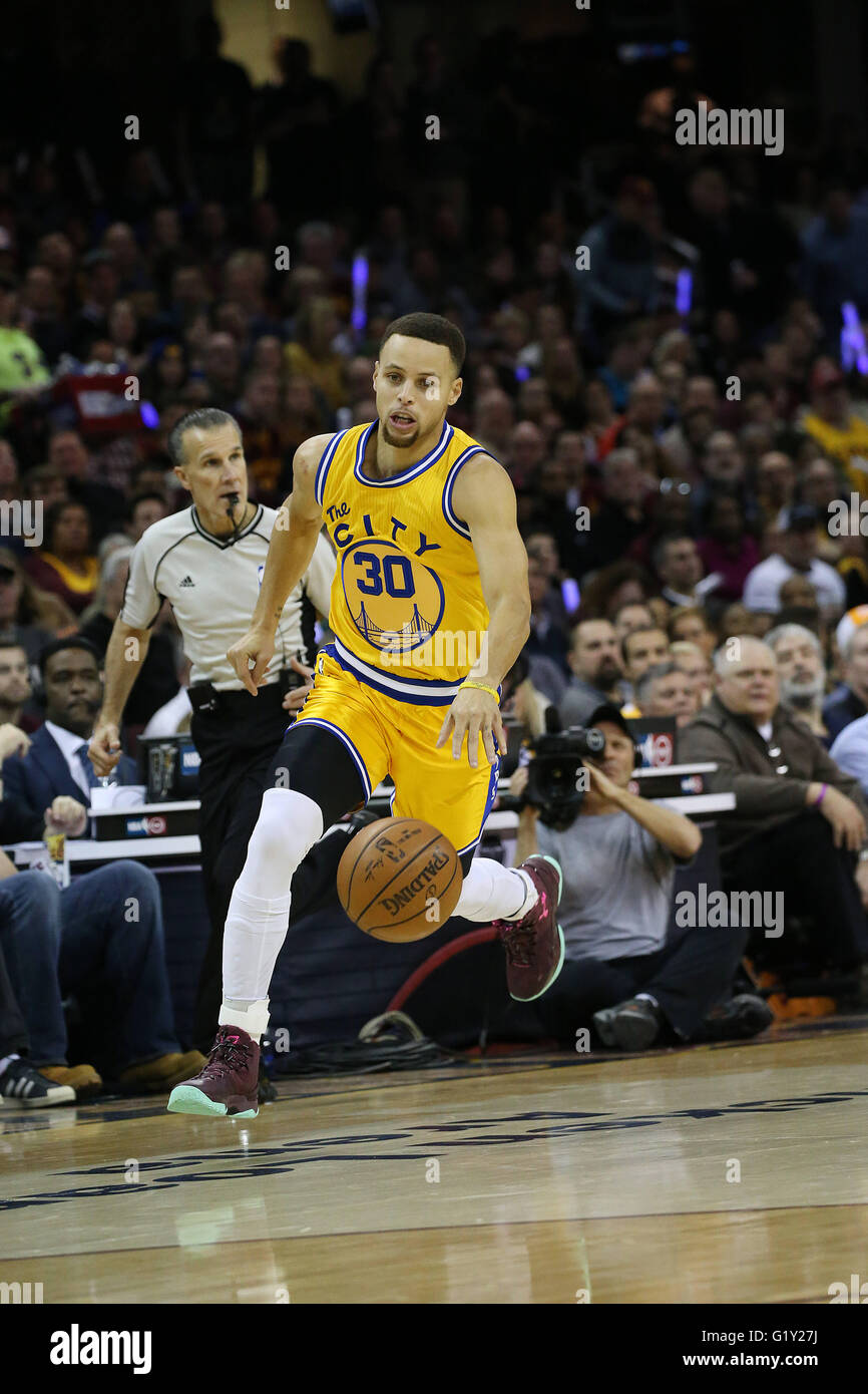Cleveland, OH, Stati Uniti d'America. 18 gennaio, 2016. CLEVELAND, OH - Gennaio 18, 2016: LeBron James dei Cleveland Cavaliers versus Steph Curry di guerrieri del Golden State a dall'Arena Quicken Loans on gennaio 18, 2016 in Cleveland, OH. © Michael F. Mcelroy/ZUMA filo/Alamy Live News Foto Stock