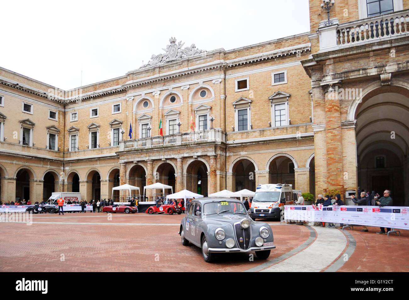 Recanati, Italia. Il 20 maggio 2016. Grigio di una Lancia Aurelia B22, costruito nel 1953, prende parte alla Mille Miglia la classica gara di auto in Piazza Leopardi. Roberto Cerruti/Alamy Live News Foto Stock