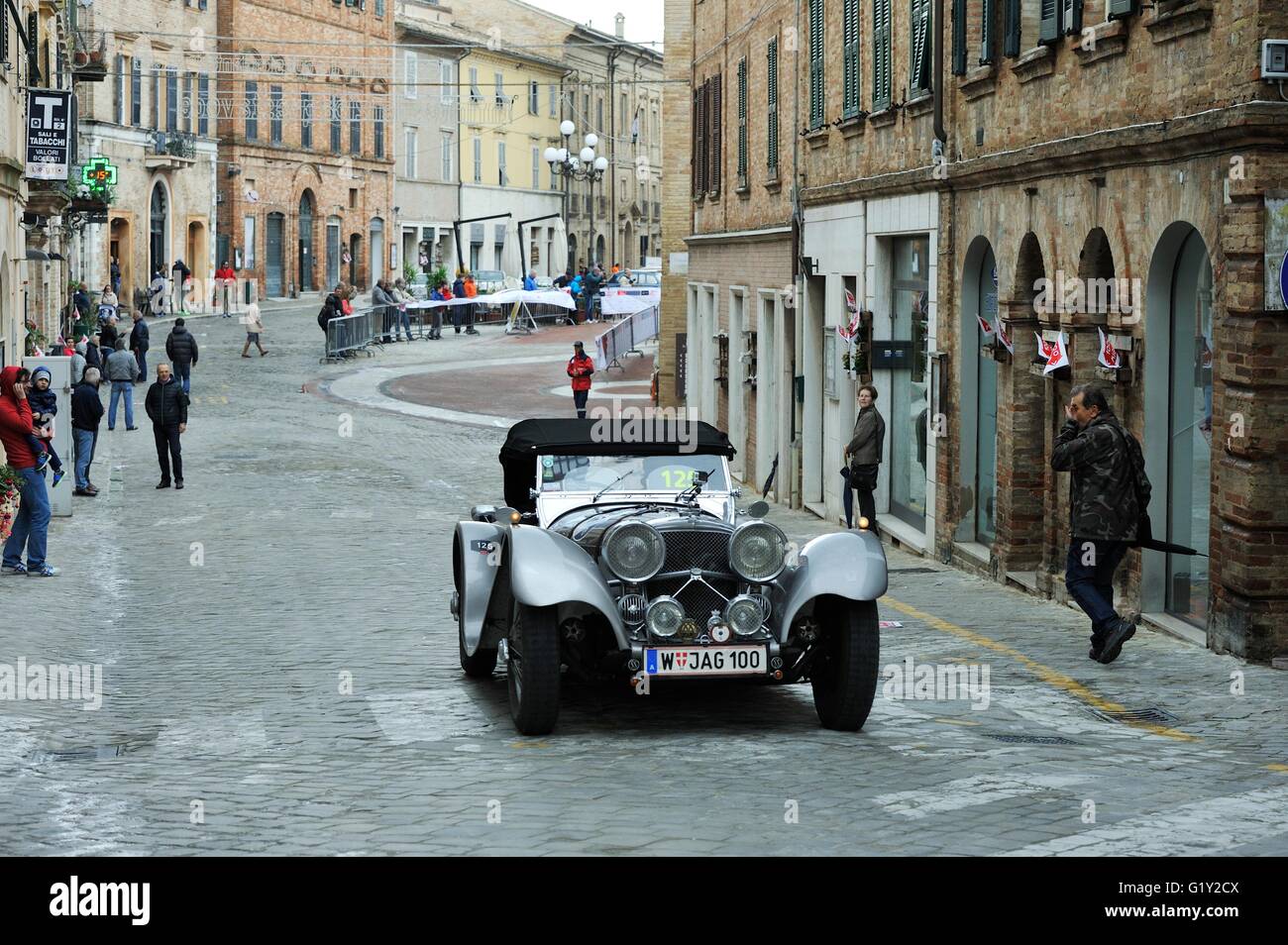 Recanati, Italia. Il 20 maggio 2016. Grigio di una Jaguar SS 100, costruito nel 1937, prende parte alla Mille Miglia auto classica gara in corso Persiani. Roberto Cerruti/Alamy Live News Foto Stock